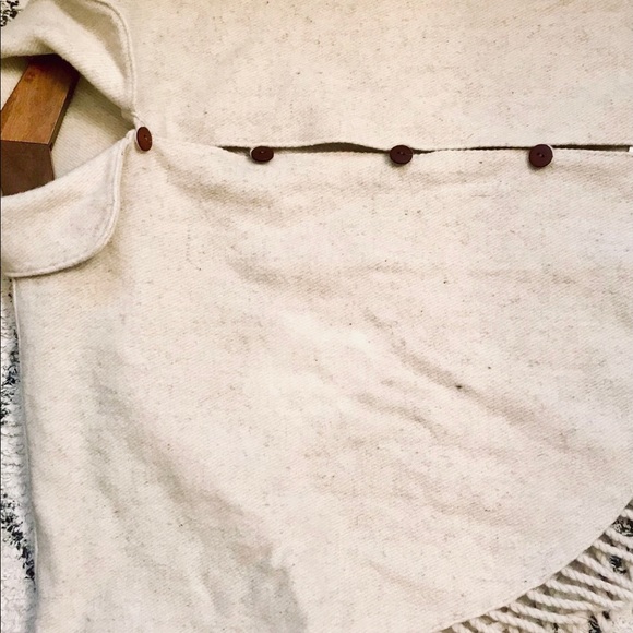 Vintage handcrafted wool poncho - Picture 9 of 10